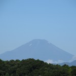 青空に鎮座する夏の富士山