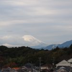 雲間から白く輝く雨上がりの富士山