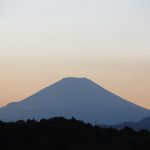 寒風に輝く夕暮れの富士山