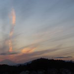 竜巻状の飛行機雲と富士山