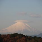 笠雲かぶった富士山と白くなった丹沢大山