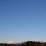 冬空に輝く富士山とお月さん