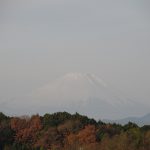 雲に同化した寒そうな富士山
