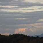 雲の間から輝く富士山