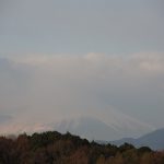 雪雲をかぶった富士山と、アルプスのような丹沢