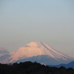 朝日に照らされる富士山
