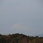 再び冬の気温に・・・今朝はかすかに富士山