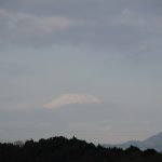 頭を雲の上に出した富士山