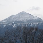 再び白くなった富士山と秩父の武甲山