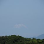 天空に浮かぶ残雪、今朝の富士山