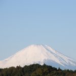冬空に鎮座する真っ白な富士山