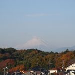 紅葉と傘雲らしき雲を被った富士山
