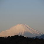 澄んだ青空と富士山