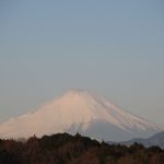 雪煙あがる富士山