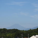 猛暑の中の富士山と秋色の空