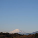 宇宙を感じる冬空に浮かぶ富士山