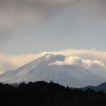 雪雲の中、怒ったような富士山
