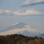 夏富士に隠れる冬の富士山？