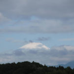 梅雨じゃなく「梅雪」を被った富士山