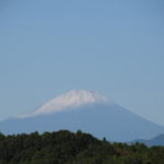 うっすら雪化粧した富士山
