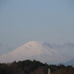 白いマスクを付けた富士山